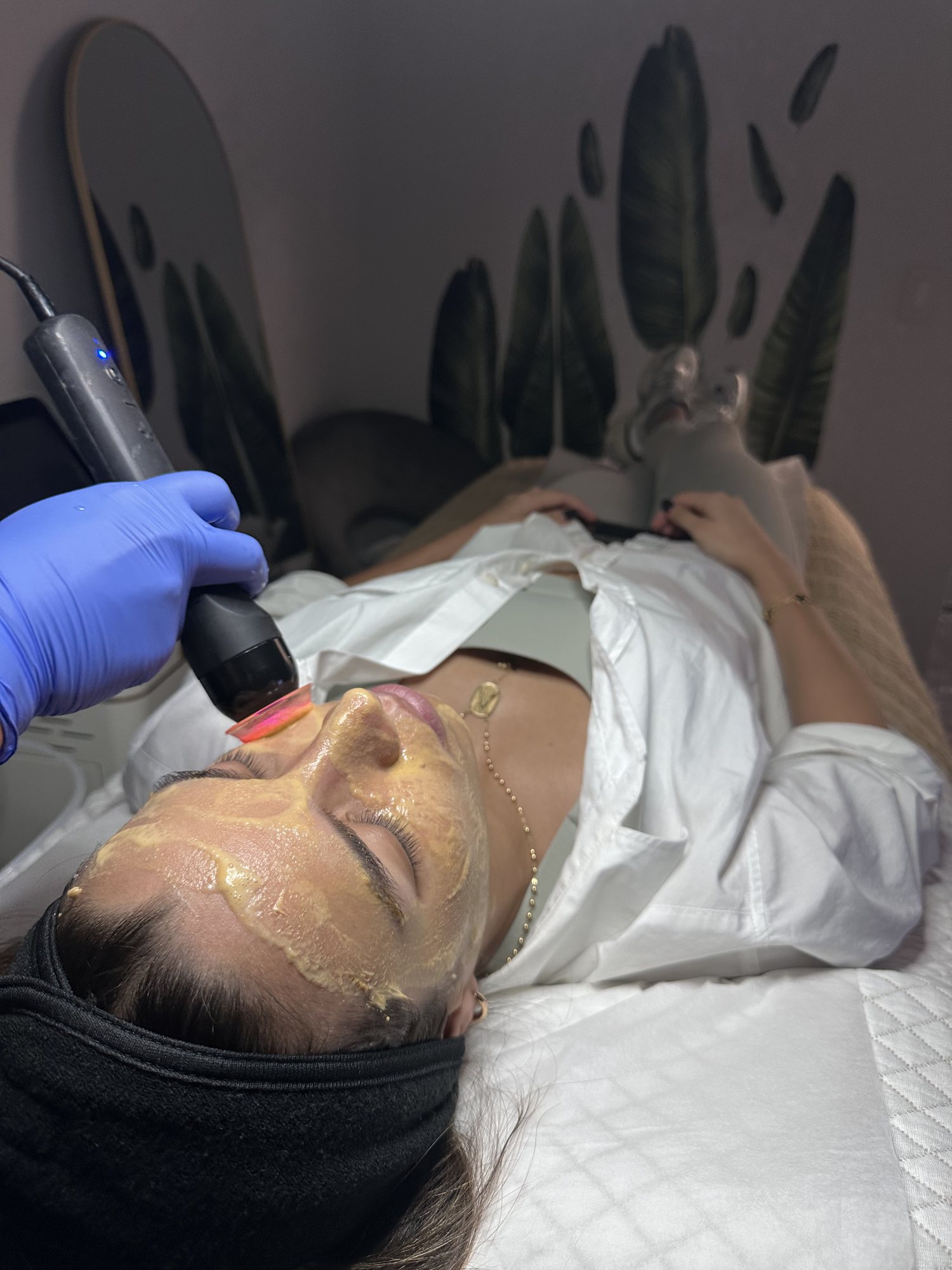 Aplicación de una mascarilla dorada en MG Beauty & Spa